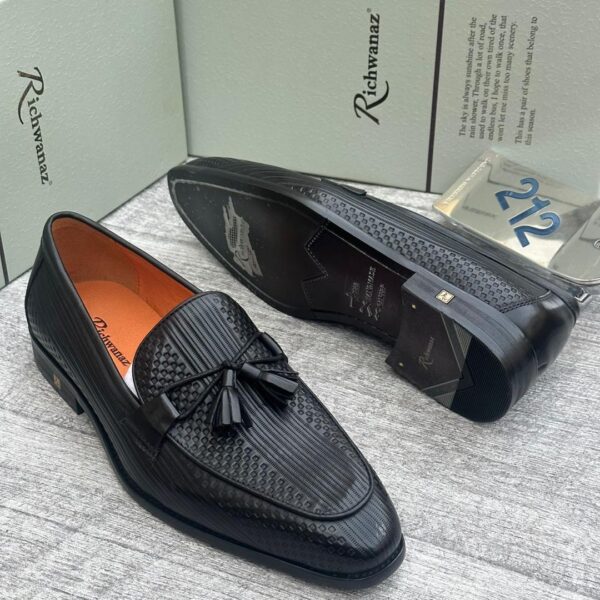 Richwanaz Black Textured Leather Tassel Loafers