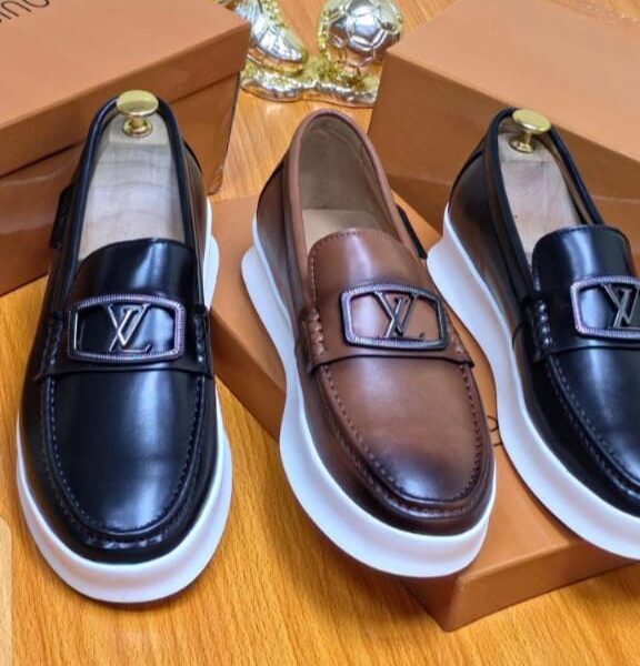 Louis Vuitton Major Loafer in Black Glazed Calf Leather